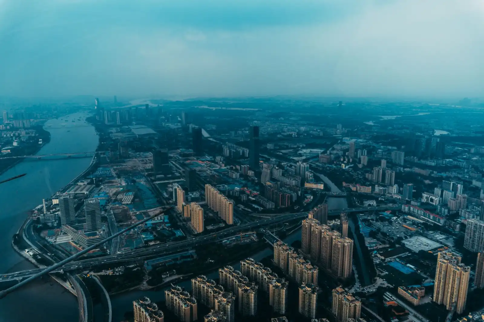 2025年智慧教育技术趋势：AI与物联网在教学设备中的融合应用