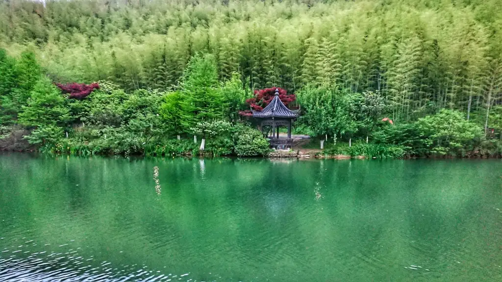 江苏省智慧教育最新政策解读及其对教学设备采购的影响分析