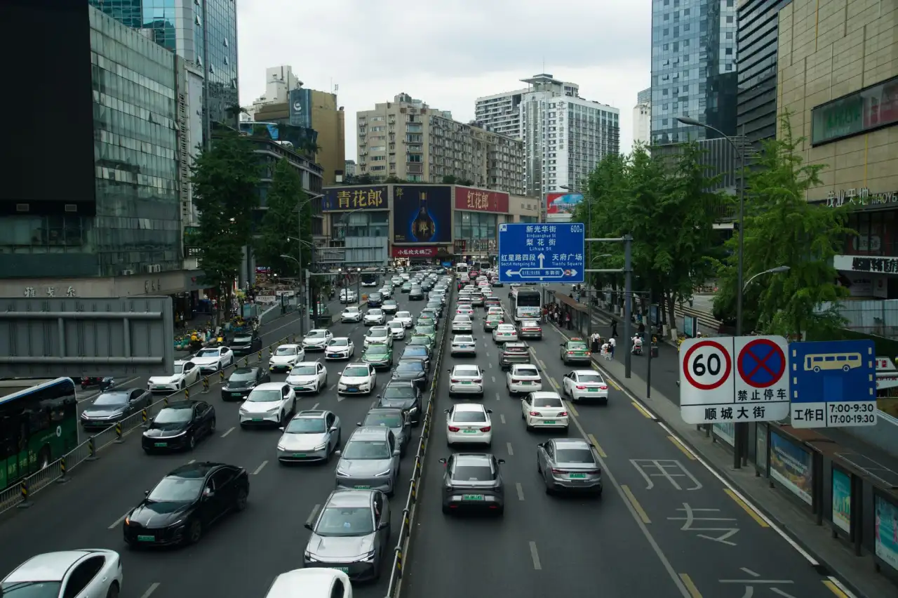 2025年智慧教育技术趋势：AI与数字化教学设备深度融合路径分析