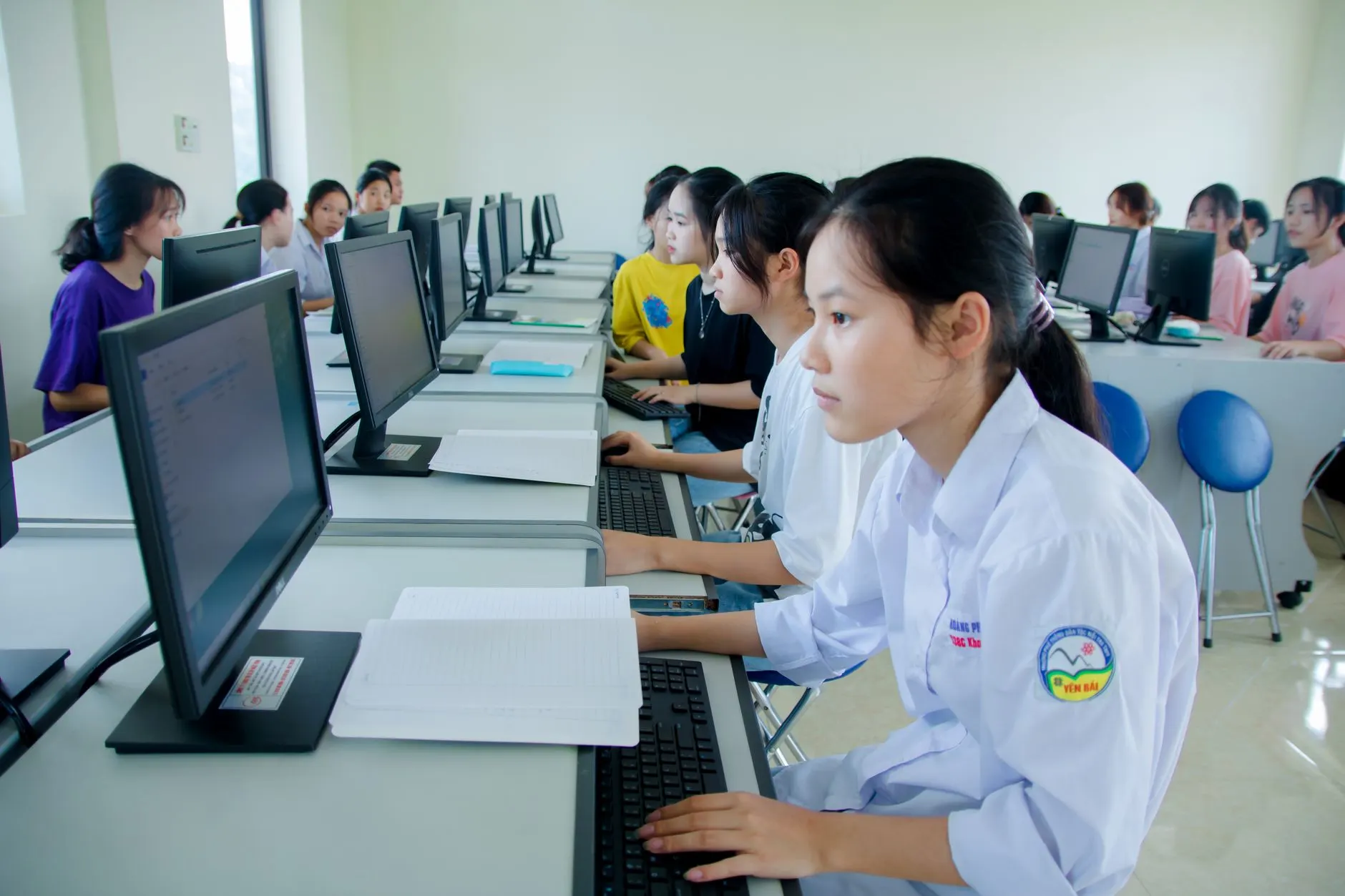 智慧教育时代下南京学校教学设备的选型要点与技术趋势分析
