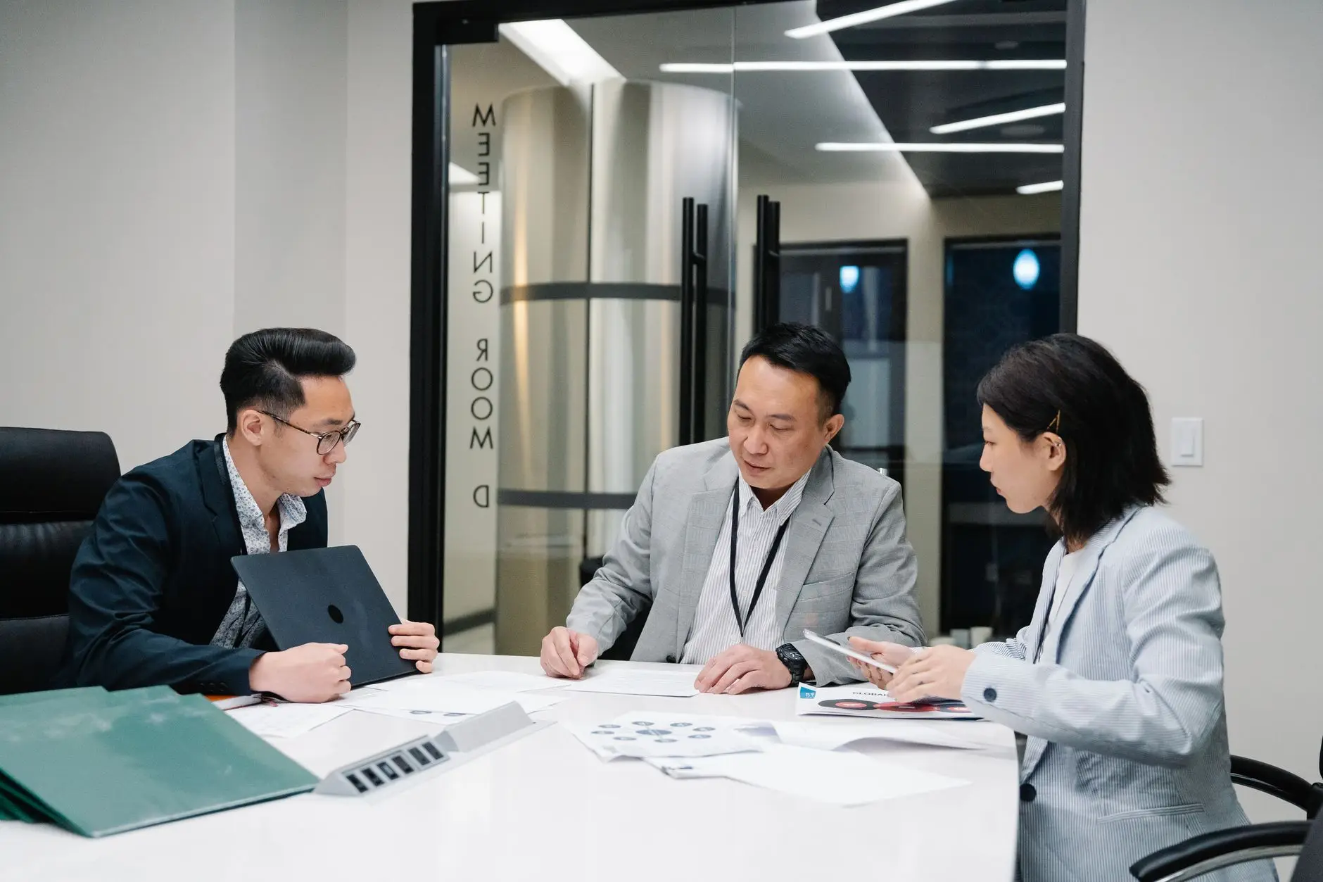 2025年教育科技行业新规解读：智慧教学设备合规要点分析